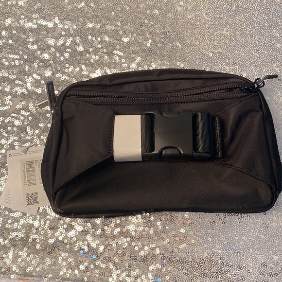 Large Lululemon Everywhere Belt Bag - Picture 9 of 10